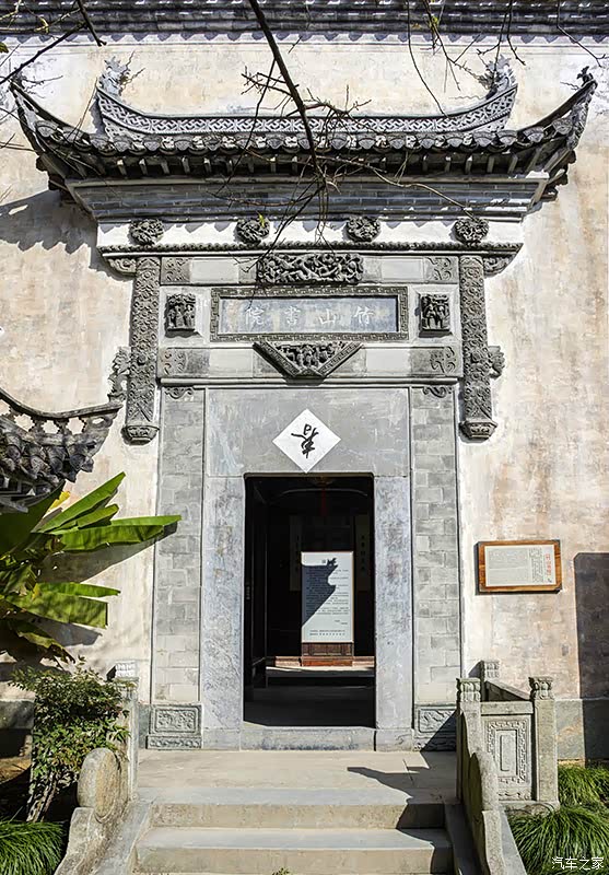 门罩装饰,有飞檐,有砖雕,有石柱,像个牌坊从墙壁里飞出.