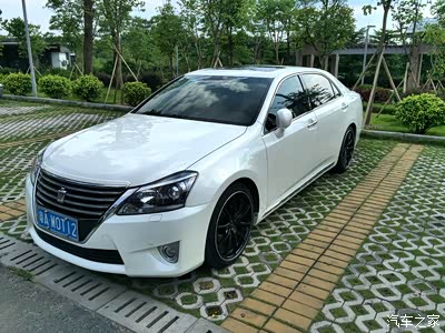 13.5皇冠加装尾翼,改锻造铃,换凌志方向盘,完成今年任务