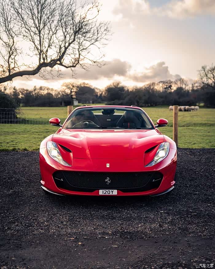 红色的法拉利porsche,黑色的内饰,炫酷的外观,真喜欢