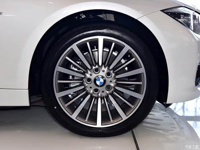 752 | 回复: 5 宝马3系论坛 想问一下,18款320li的轮毂是不是416双色