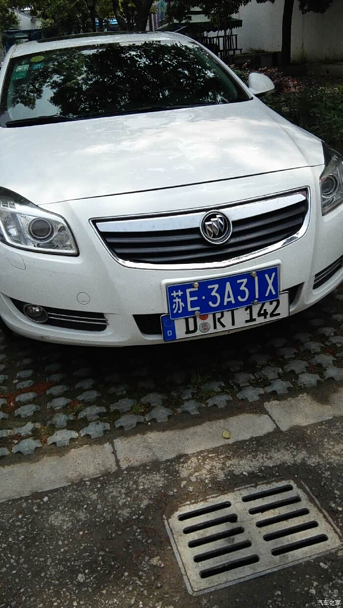 我在香港和深圳见过双车牌的.苏州第一次见.