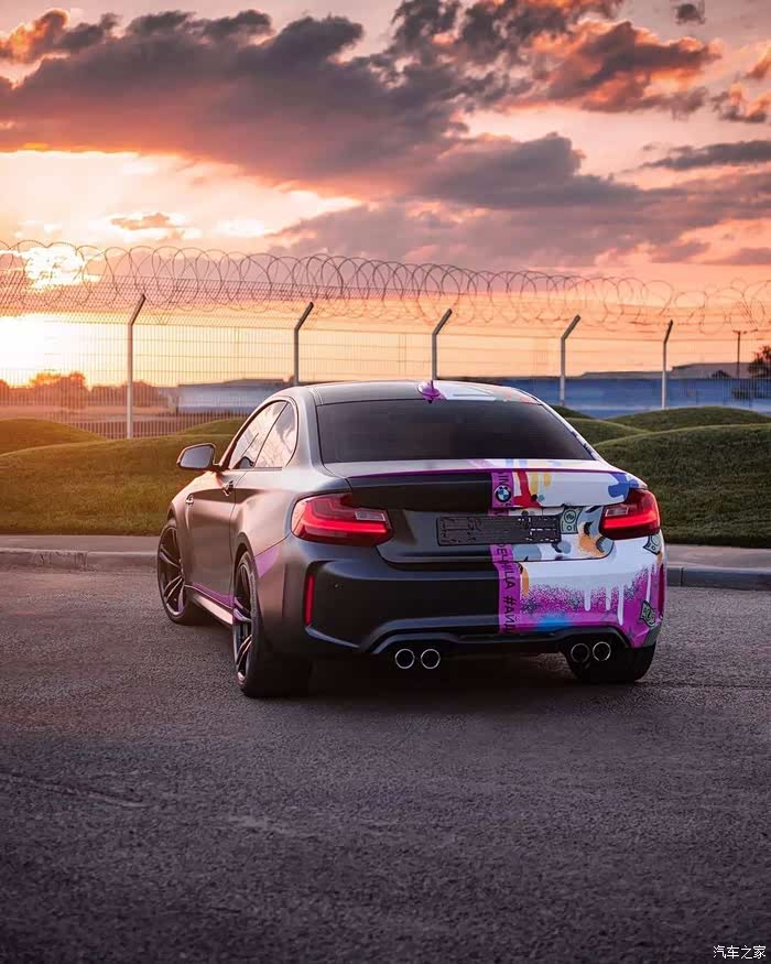 宝马m2花花绿绿的涂装超级超级无敌好看