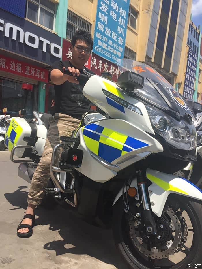 这是哪的交警哟,装备有点壕啊!