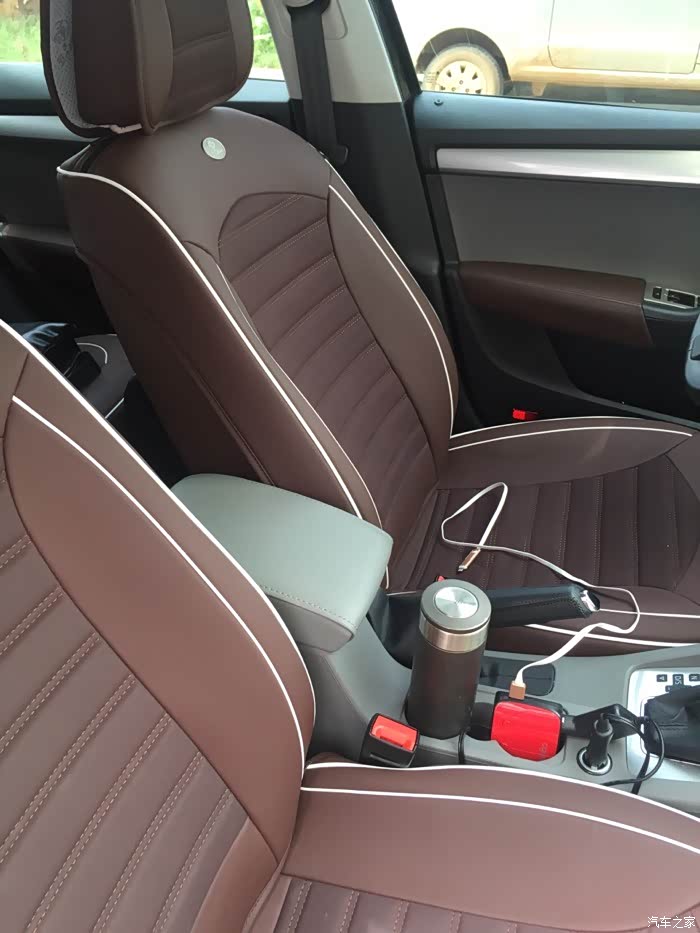 车是白色,内饰是米色的,想装个坐垫,配什么颜色的时尚?本人80后