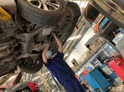 取机油滤芯,更换新的