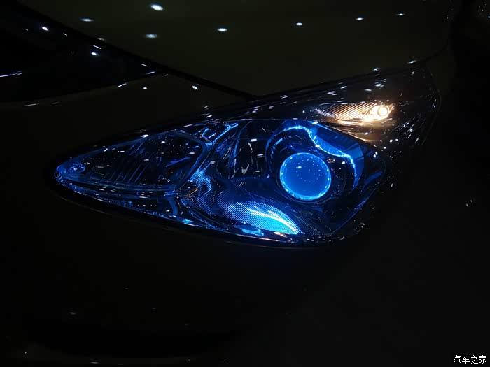 加装了蓝色恶魔眼的眼睛来张特写