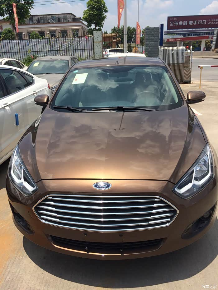 福特福睿斯白,棕哪个颜色好看