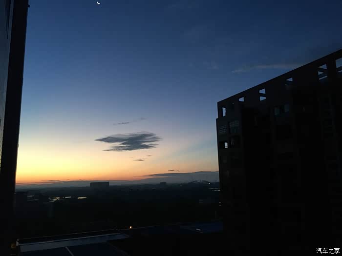 早上起来,还没有天亮,太阳即将出来,煞是好看.