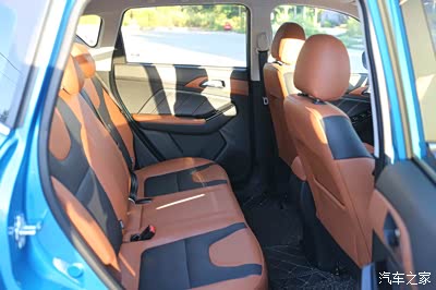 后排空间也超大,坐起来很舒服