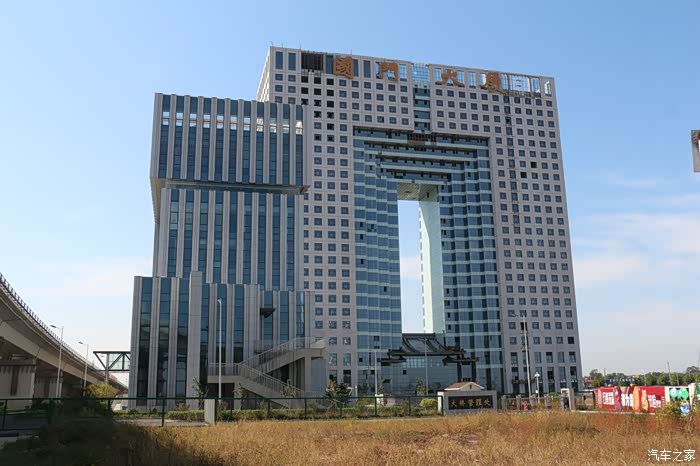 大桥旁的国门大厦.