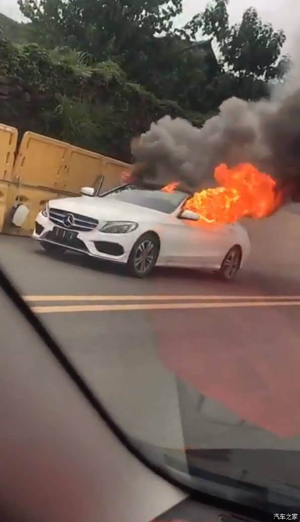 奔驰c200冷车深夜自燃,惊悚慎入!