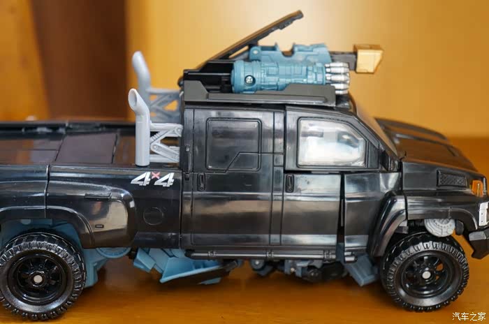 沾满灰尘的博派铁皮