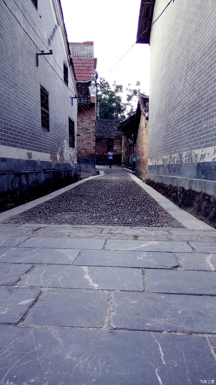 青砖黛瓦建筑之间这青石板与卵石相间巷