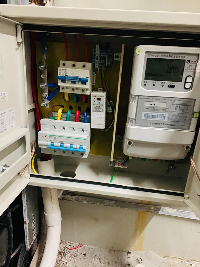 车库充电桩安装完毕,安心做个等等党吧!