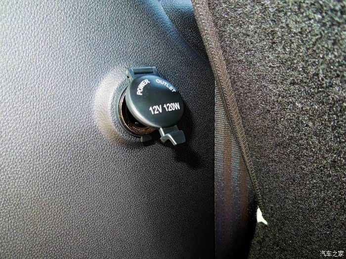 后备箱带有12v电源接头