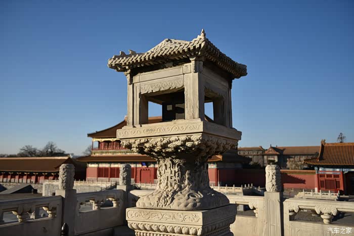 拾阶而上,来到了太和殿门口的月台, 在太和殿门口的游客太多了,我们就