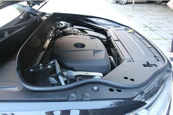 给发动机舱拍个照