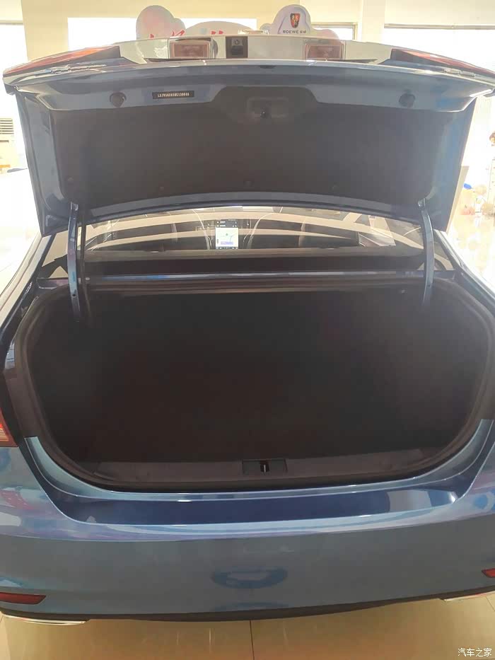 行李后备箱超级大