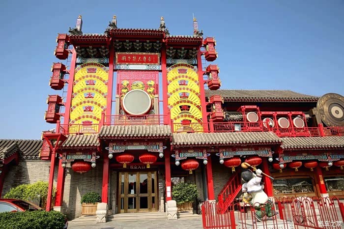 位于北京前门外的刘老根大舞台外景和泥塑