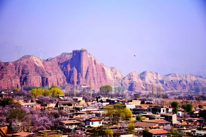 东乡族县唐汪镇的醉美杏花和丹霞奇观