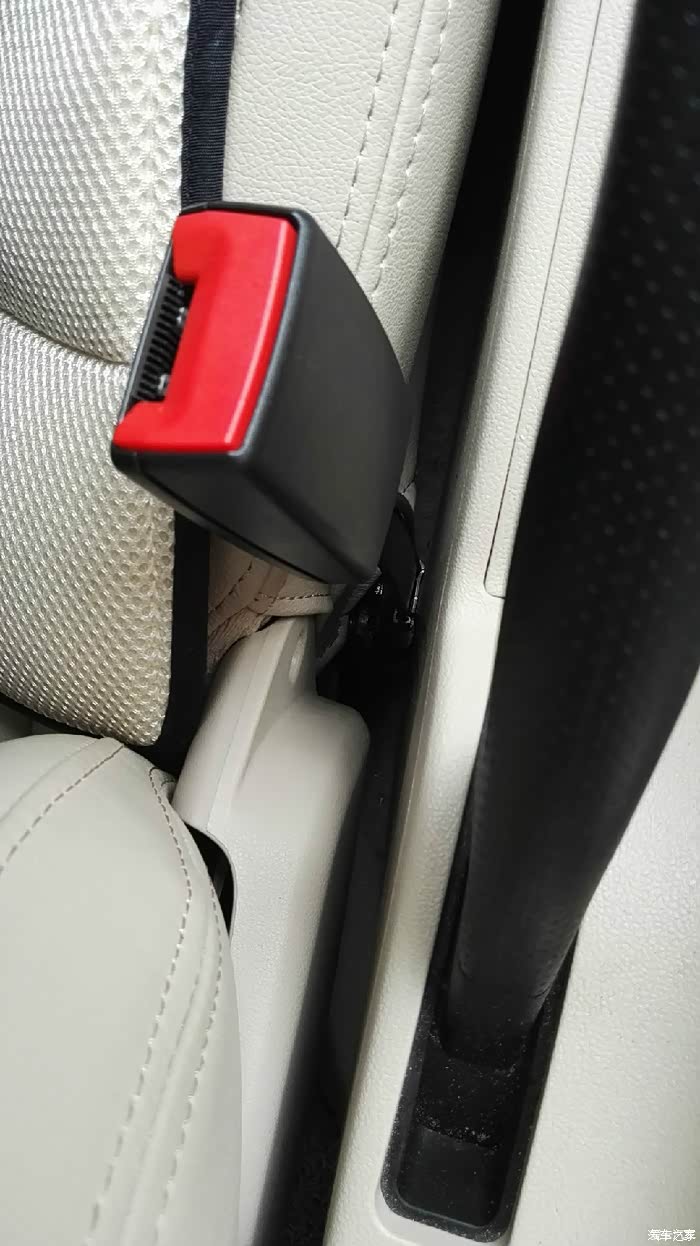 轻松解决艾7 安全带卡槽异响