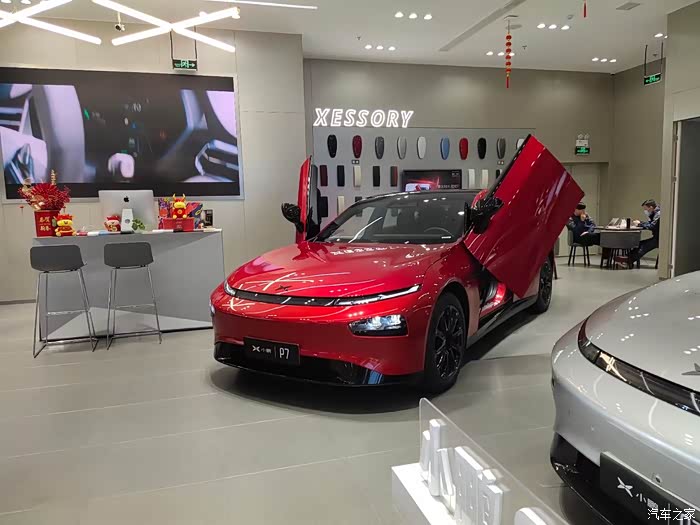 新车特斯拉都羡慕原厂配剪刀门小鹏p7鹏翼版到店