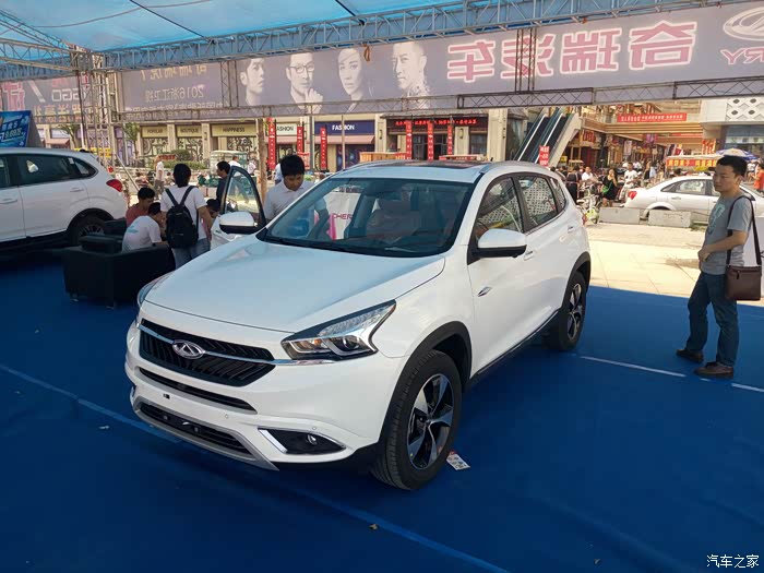 白色瑞虎7一见倾心,在阳光可以清晰的看到金属漆珍珠粉打的荧光闪闪!