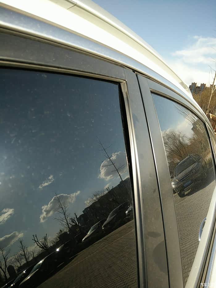 请问论坛里有谁提新款x80  前车窗两个胶条都翘起来看舒服能索赔吗