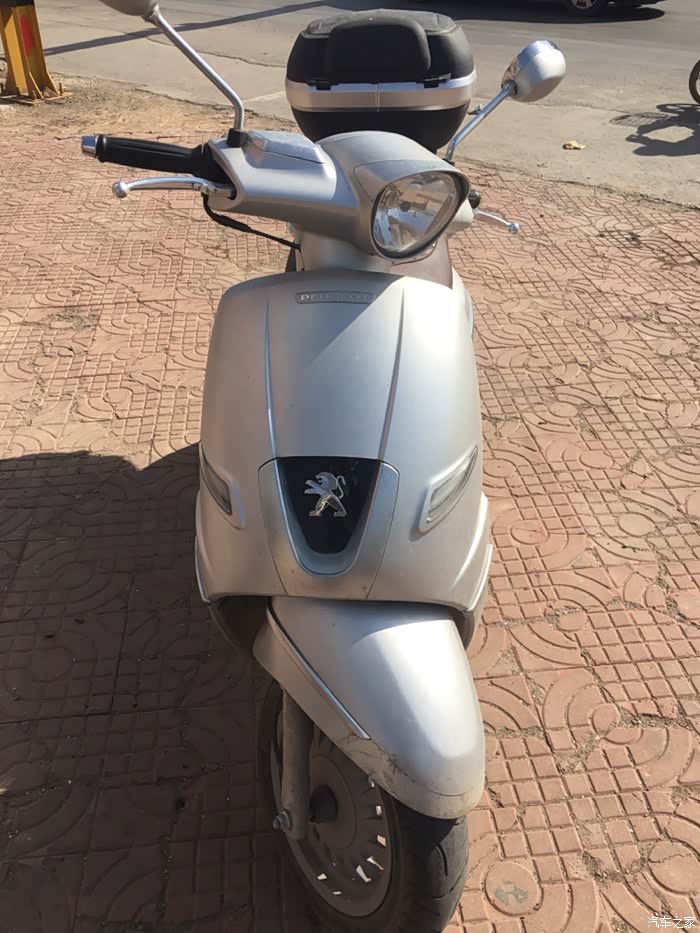 偶遇小狮子极品踏板摩托车
