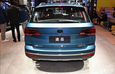 横置的镀铬进气格栅将整个前脸显得更加的精致.