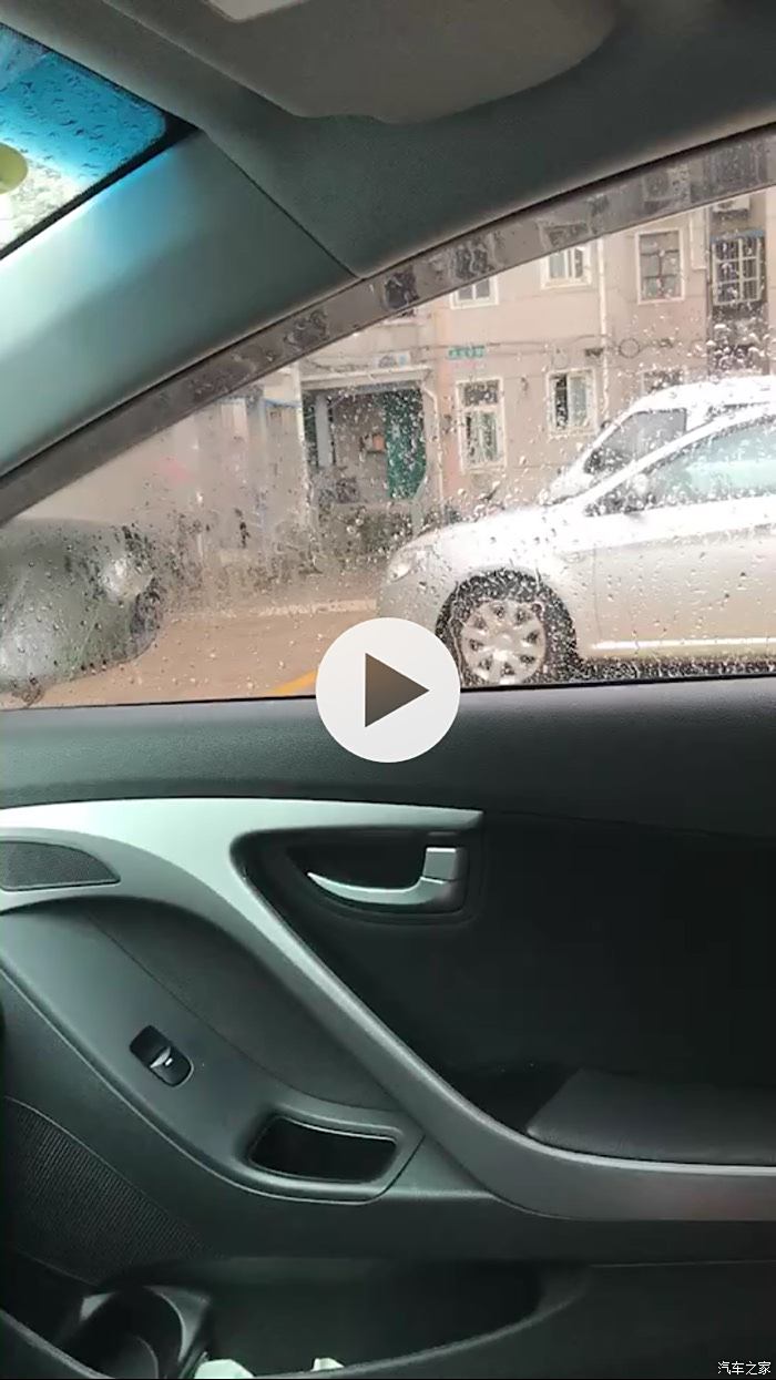 下雨天,車窗關著開的冷氣吹著前擋,發現左右車門玻璃靠近反光鏡這塊有