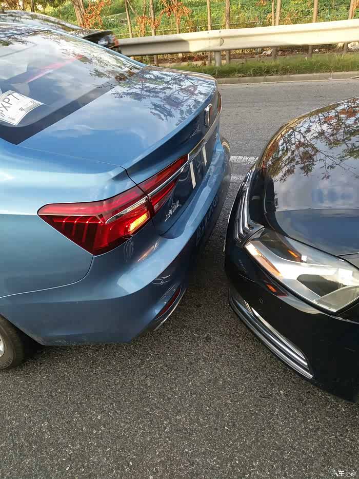 荣威i6自动智享版提车一个星期首撞