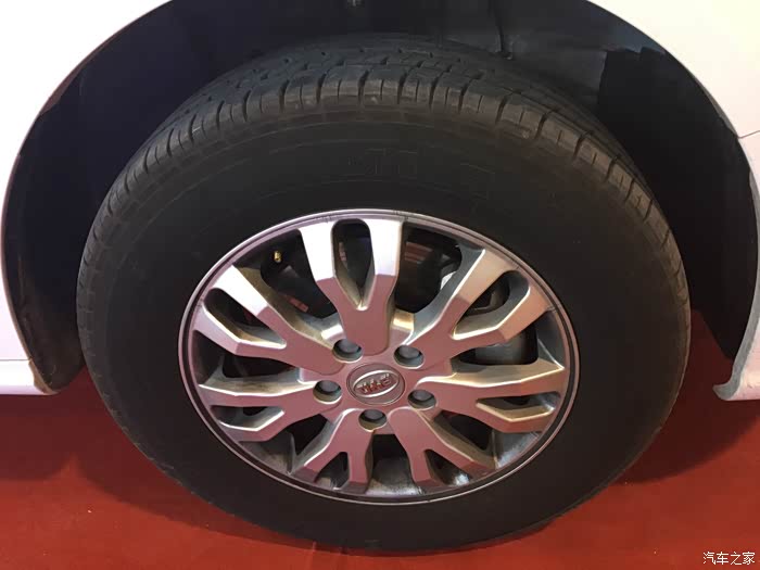 比亚迪e6的轮胎也是没谁了,看着跟卡车轮胎似的,这2t多的自重的确不是