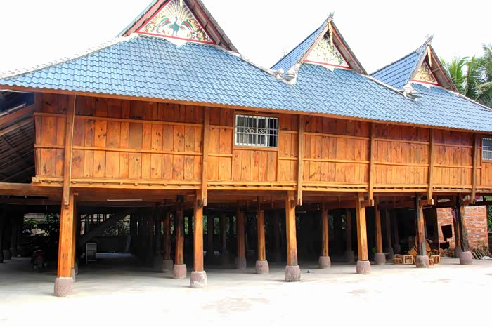 傣族园木楼以前叫傣家竹楼现在叫傣家木楼没有人在用竹子搭楼