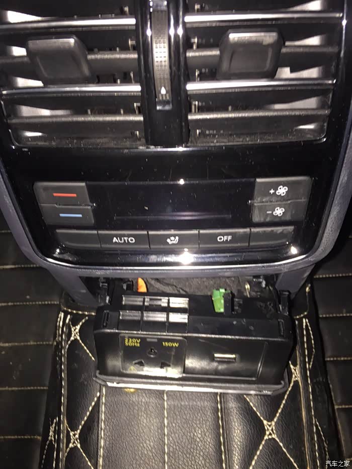 【图】问题来了,b8后排220v电源插座脱落了!_迈腾论坛_汽车之家论坛