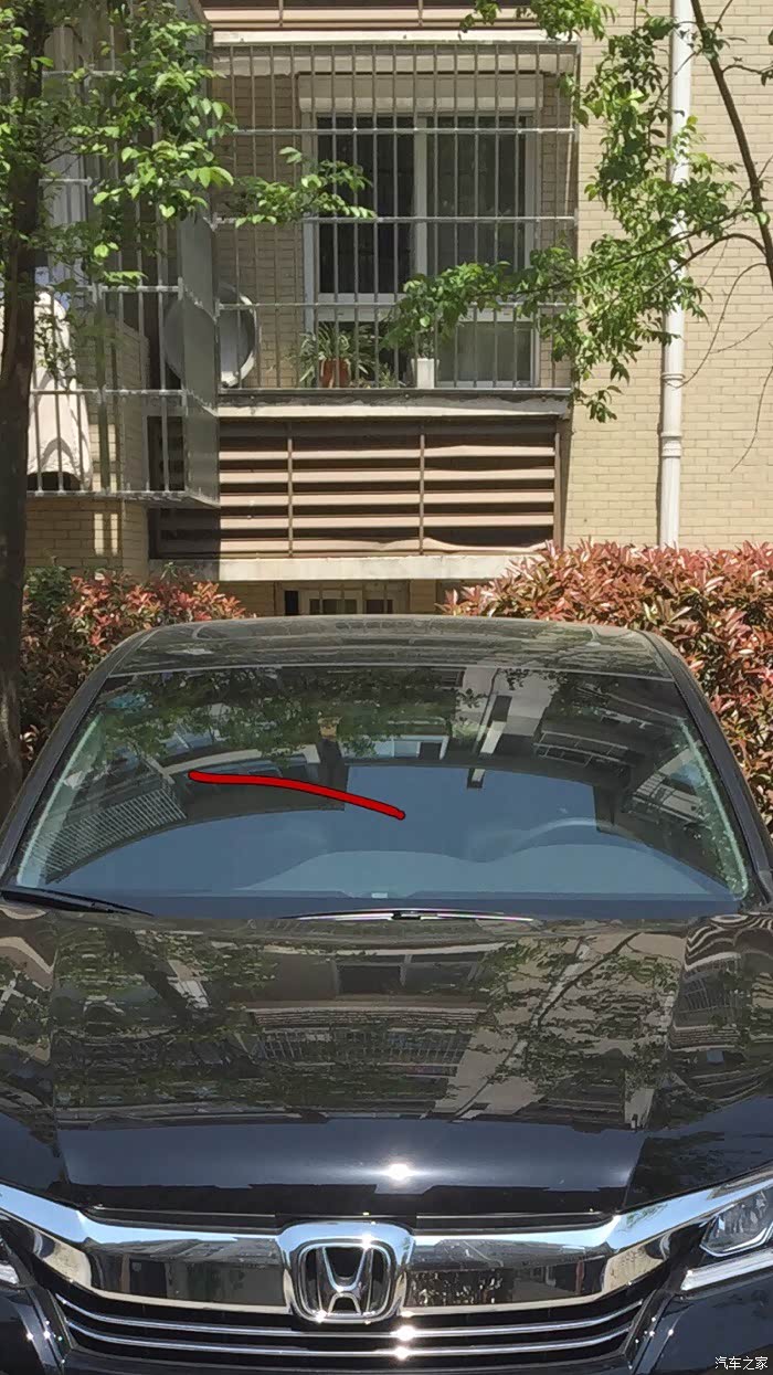 挡风玻璃这个角度的发丝划痕是不是雨刮器刮出来的?