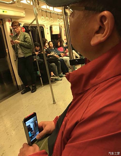 地铁老大爷看手机图片图片