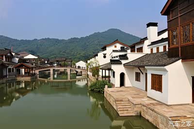 水乡新建筑,既传承了江南水乡的传统元素,又融合了现代简约的概括风格