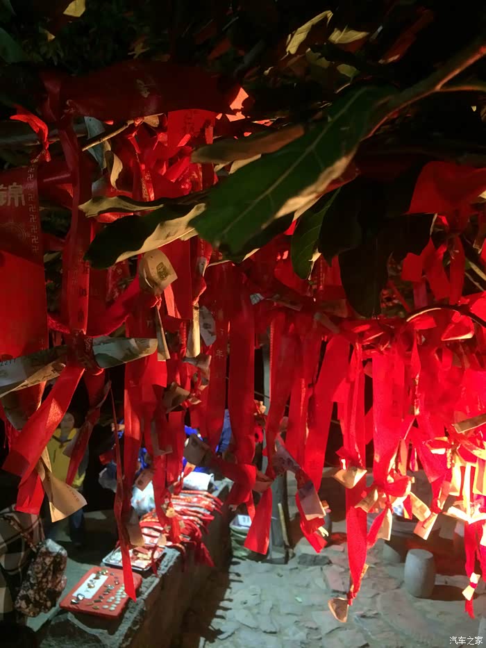 从中天门出发继续后半段路程……路过许愿树