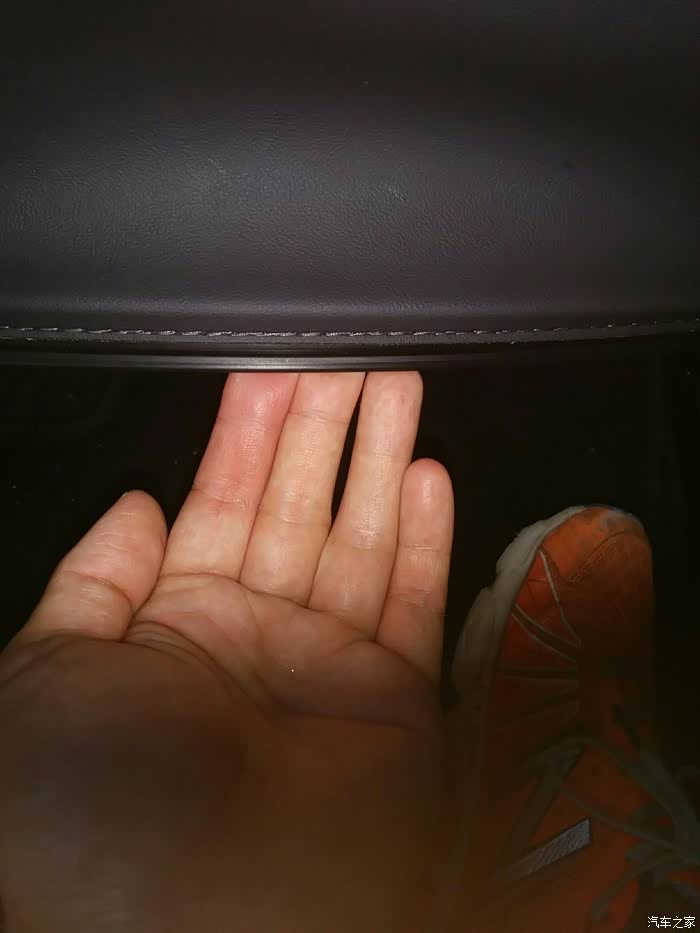 希望有所帮助,就是要把手指伸进去使劲往外扣