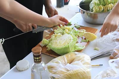 切菜穿菜忙亦乐乎