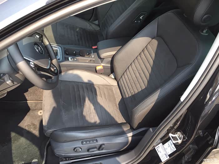 翻毛皮是个东西  冬暖夏凉  迫不得已别弄座套 多感受下原厂的质感吧