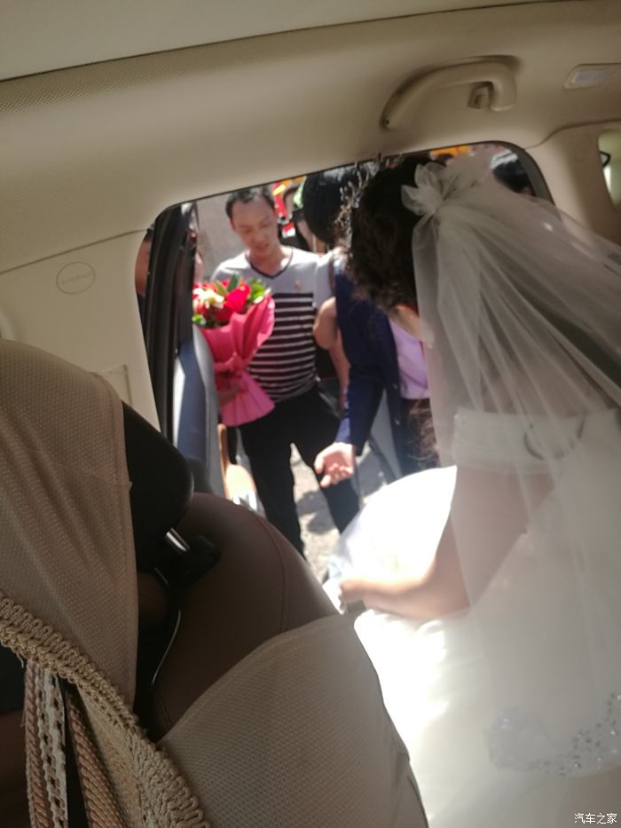 新郎抱新娘婚车图片