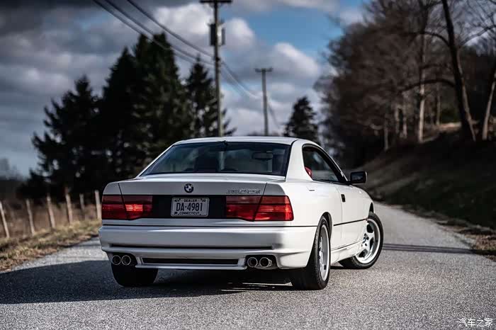 白红搭配的宝马850csi e31