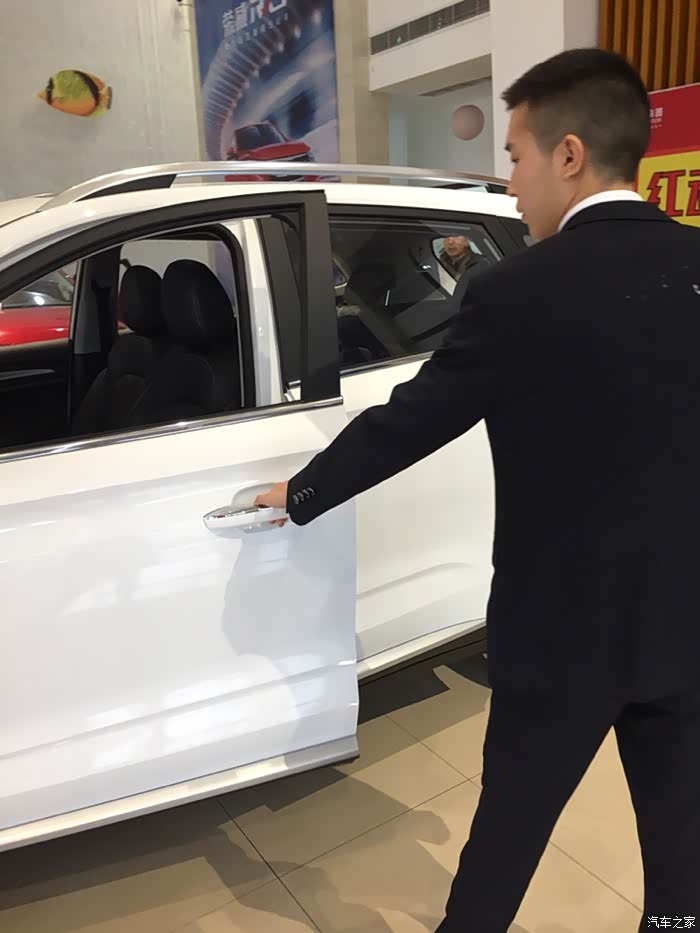 销售弟弟服务很到位哟,帮忙拉门,请我上车感受下
