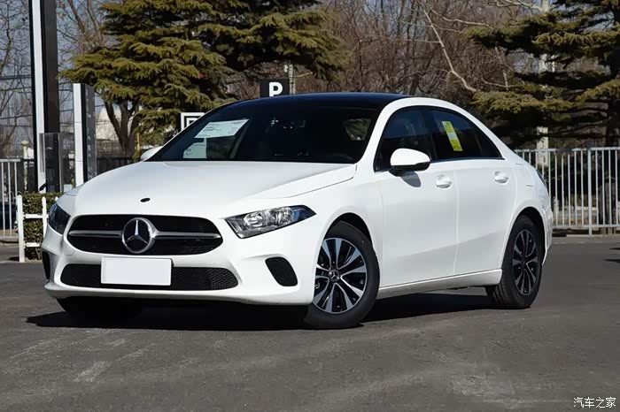 奔驰a级线条十分简洁,整体看起来比较紧凑