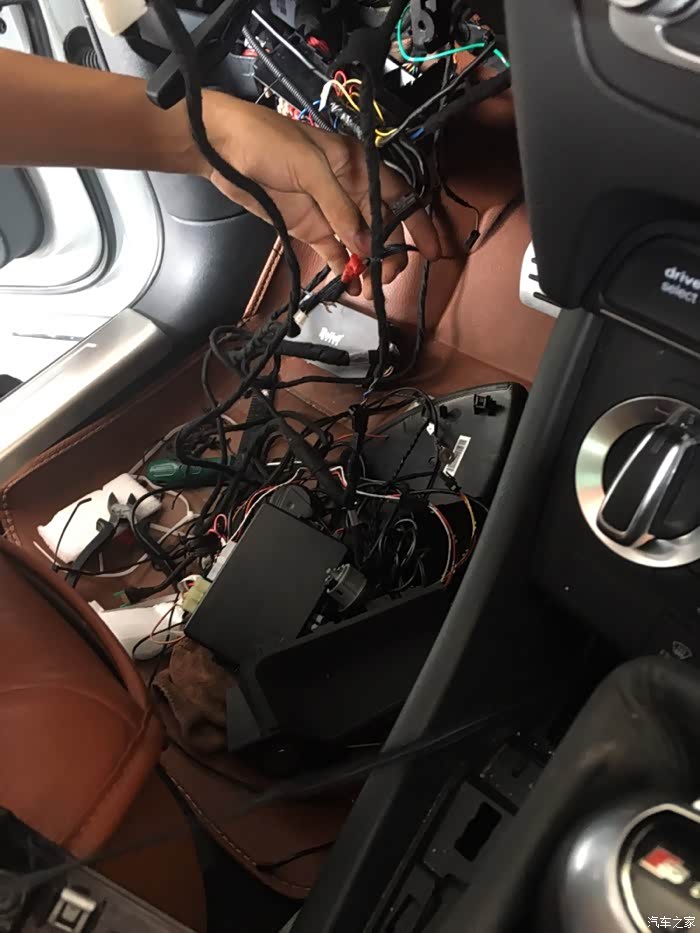 奥迪q3楼兰宝盒安装中