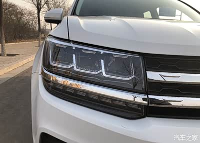 前脸三道杠的银色饰条进气格栅,大众经典的套娃车标,辨识度非常高.