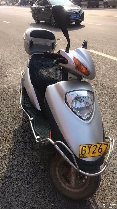 豪爵宇钻踏板摩托车