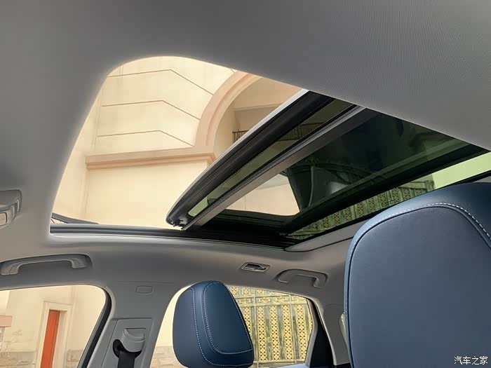 全景大天窗,顶配买得实在.